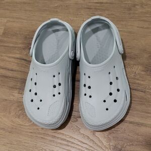 CROCS Kids Classic Clog in Light Gray Size J 6